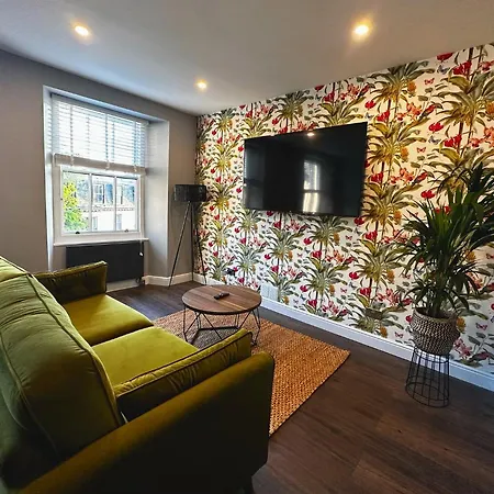 1 West End Boutique *