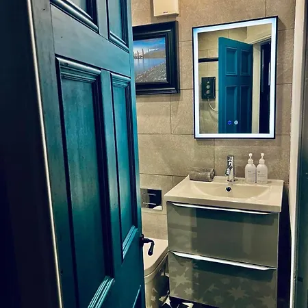 1 West End Boutique *