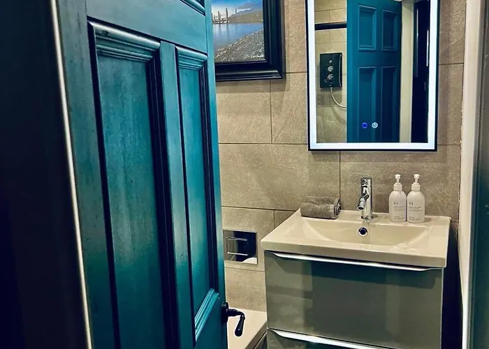 1 West End Boutique *